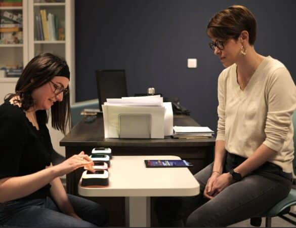 Orthoptiste utilisant Reflexcare pour une séance de rééducation visuelle personnalisée avec un patient